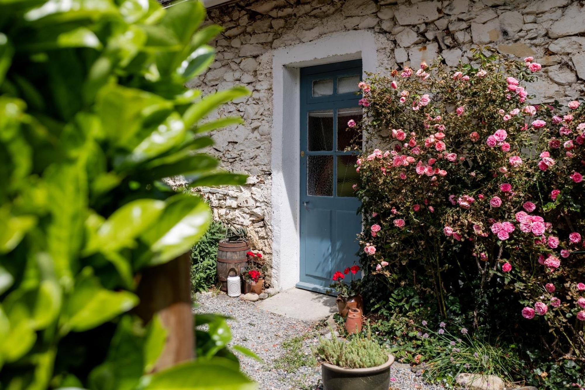 Gites Libellule At Auberge De L'Arac, Bar, Restaurant Aleu Exterior photo